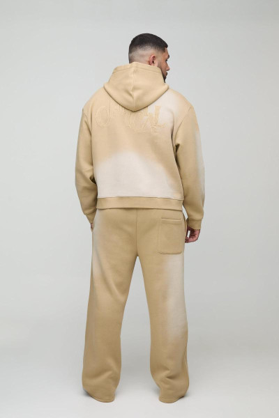 Крім того, великий спортивний костюм із капюшоном і капюшоном із розмитим одягом і аплікаціями