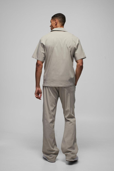 Оверсайз-бенгальська сорочка Revere і плісировані прямі брючні штани