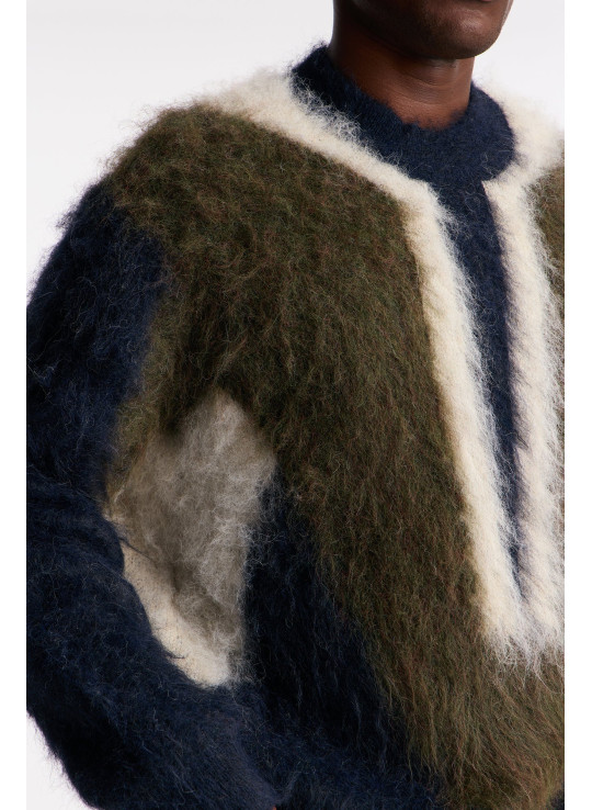 Розкішний светр з коміром-стійкою