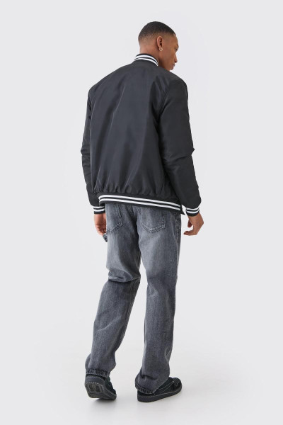 Нейлонова куртка з значками