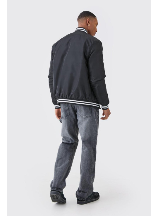 Нейлонова куртка з значками