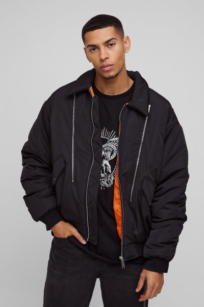 Чорний бомбер великого розміру з квадратним коміром