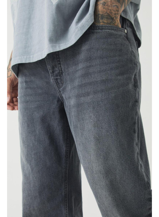 Високі прямі жорсткі джинси