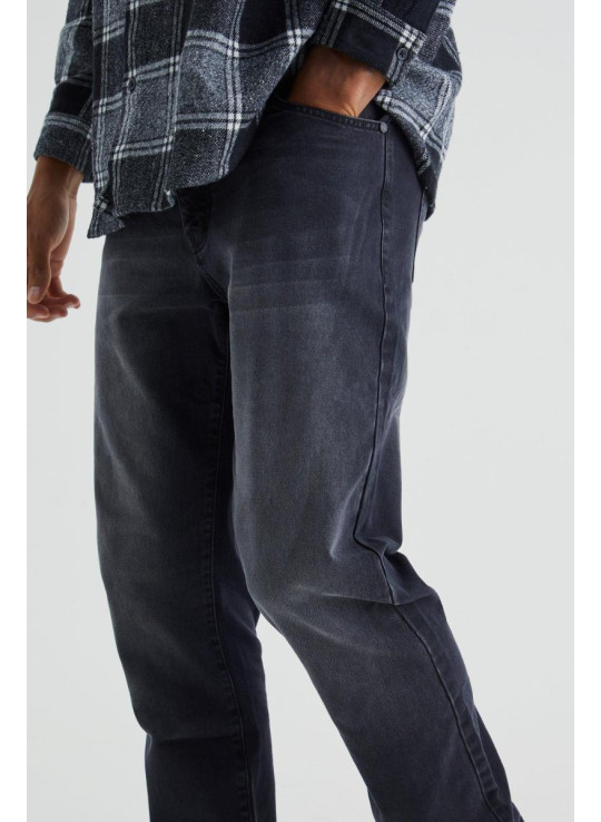 Високі прямі жорсткі джинси