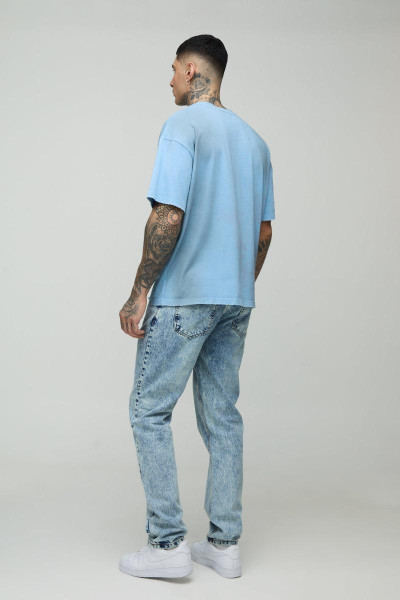 Високі прямі жорсткі джинси