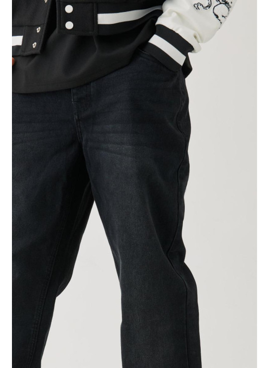 Високі прямі жорсткі джинси