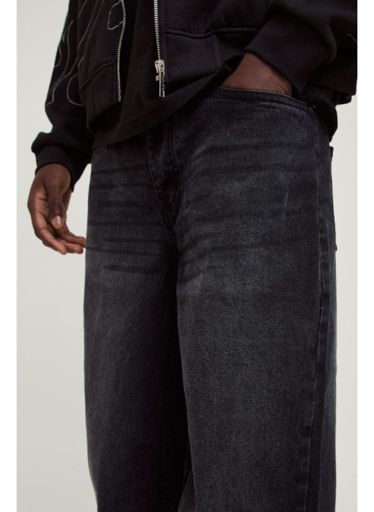 Розслаблені жорсткі джинси чорного кольору