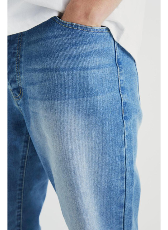 Високі прямі жорсткі джинси